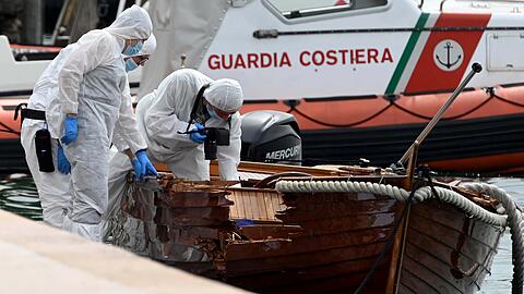 Italienische Forensiker begutachten den Schaden an einem Boot. Im Fall zweier Toter auf dem Gardasee nach einer mutmaßlichen Bootskollision ermittelt die italienische Polizei gegen zwei Deutsche aus München.