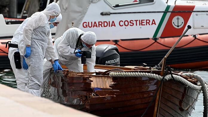 Italienische Forensiker begutachten den Schaden an einem Boot. Im Fall zweier Toter auf dem Gardasee nach einer mutmaßlichen Bootskollision ermittelt die italienische Polizei gegen zwei Deutsche aus München.
