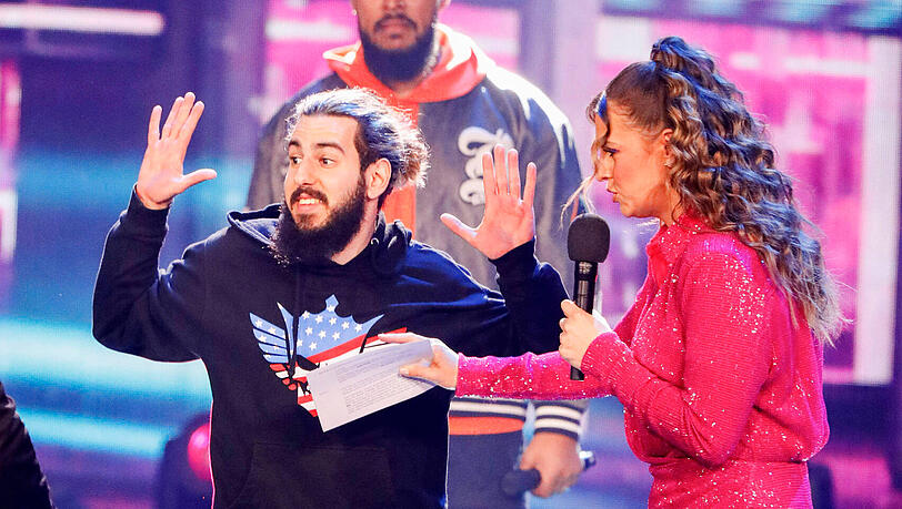 Ein Mann flitzte beim DSDS-Finale auf die Bühne und störte die Moderatorin von Laura Wontorra