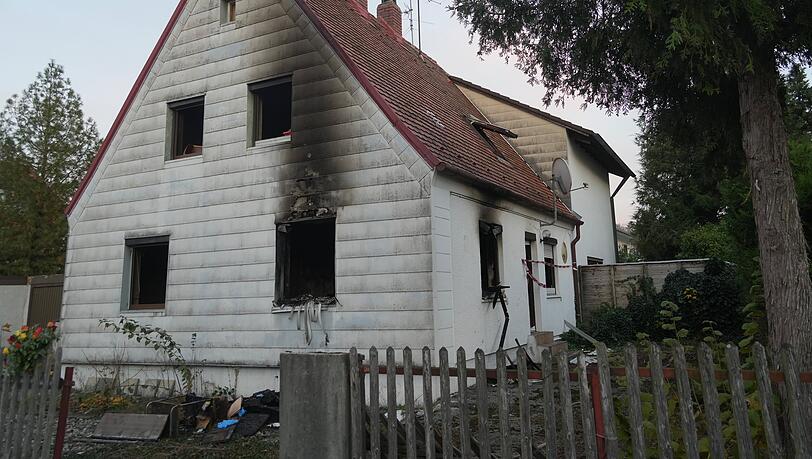 Das ausgebrannte Haus an der Rueppstraße. Die Feuerwehr schätzt, dass der Schaden mehr als 100.000 Euro betragen dürfte.