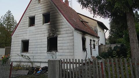 Das ausgebrannte Haus an der Rueppstraße. Die Feuerwehr schätzt, dass der Schaden mehr als 100.000 Euro betragen dürfte.