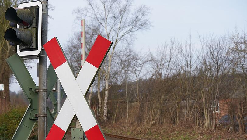 Unbeschrankte Bahn&uuml;berg&auml;nge sind sehr gef&auml;hrlich - immer wieder kommt es hier zu schweren Unf&auml;llen. (Illustration)