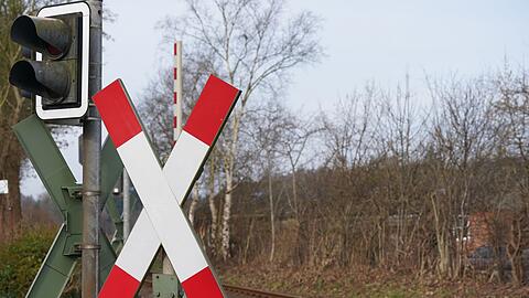 Unbeschrankte Bahn&uuml;berg&auml;nge sind sehr gef&auml;hrlich - immer wieder kommt es hier zu schweren Unf&auml;llen. (Illustration)