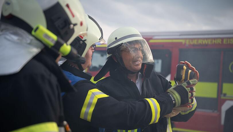 Bundesinnenminister Alexander Dobrindt (CSU) versucht sich als Feuerwehrmann. Bundesinnenminister Alexander Dobrindt (CSU) versucht sich als Feuerwehrmann.