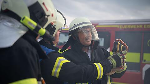Bundesinnenminister Alexander Dobrindt (CSU) versucht sich als Feuerwehrmann.
