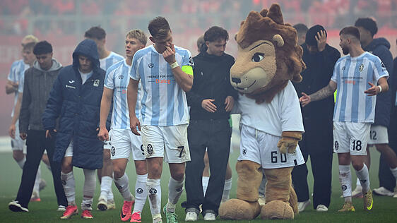Die Offensive des TSV 1860 um Florian Niederlechner lässt zu viele Chancen liegen. Die Offensive des TSV 1860 um Florian Niederlechner lässt zu viele Chancen liegen.