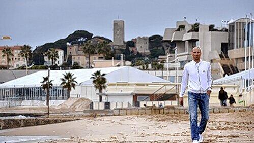 „Ich genieße es hier, das ist alles, was ich wollte“: Fußball-Veteran Jan Koller ist glücklich an der Côte d’Azur – egal ob am Strand von Cannes oder als erfolgreicher Torjäger in der Dritten Liga . „Ich genieße es hier, das ist alles, was ich wollte“: Fußball-Veteran Jan Koller ist glücklich an der Côte d’Azur – egal ob am Strand von Cannes oder als erfolgreicher Torjäger in der Dritten Liga .