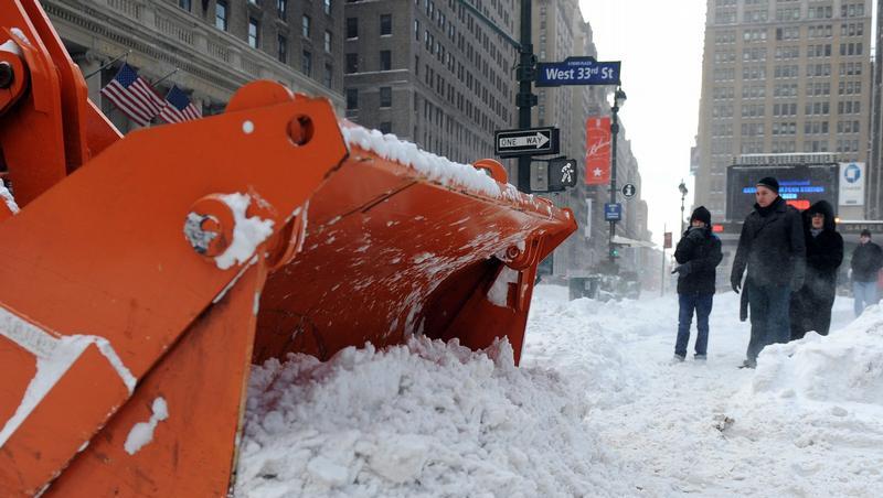 Ein Schneepflug räumt den Weg zur Penn Station - einem Durchgangsbahnhof im Westen Manhattans. Ein Schneepflug räumt den Weg zur Penn Station - einem Durchgangsbahnhof im Westen Manhattans.