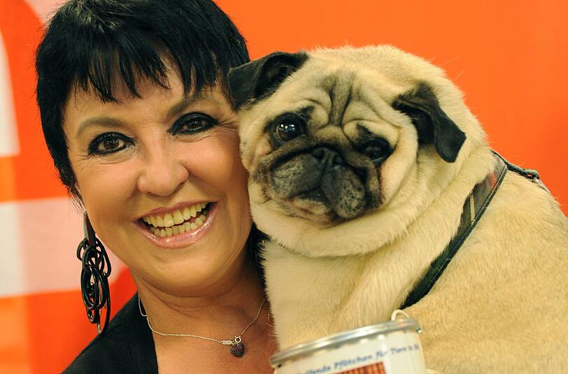 Uschi Ackermann und Nicole Brühl sammeln mit Mops Sir Henry in den Drogeriemärkten Müller für den Deutschen Tierschutzbund.