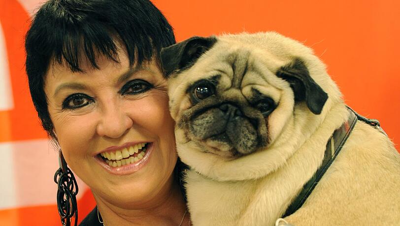 Uschi Ackermann und Nicole Brühl sammeln mit Mops Sir Henry in den Drogeriemärkten Müller für den Deutschen Tierschutzbund. Uschi Ackermann und Nicole Brühl sammeln mit Mops Sir Henry in den Drogeriemärkten Müller für den Deutschen Tierschutzbund.