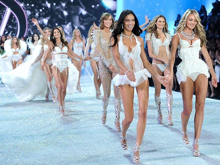 Die Engel schweben über den Catwalk bei der Victoria's Secret Fashion Show 2013