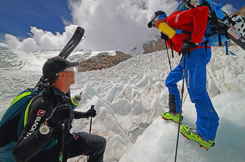 Die Bergsteiger Benedikt Böhm (l) und sein nun tödlich verunglückter Bergsteigerkollege vor knapp eineinhalb Wochen am Eisbruch des "Shishapangma" (China) auf ca. 6.300 Metern höhe. Die zwei deutschen Bergsteiger wollten innerhalb einer Woche zwei Himalaya-Achttausender besteigen und die 170 Kilometer zwischen den Bergen mit dem Mountainbike zurücklegen.