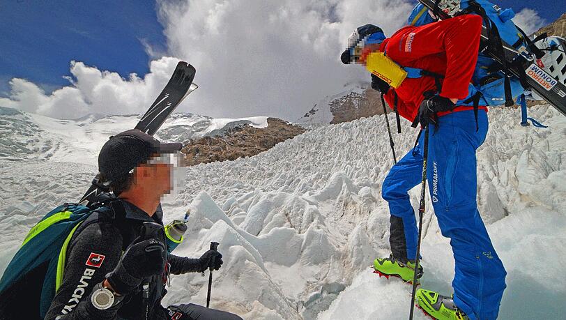 Die Bergsteiger Benedikt Böhm (l) und sein nun tödlich verunglückter Bergsteigerkollege vor knapp eineinhalb Wochen am Eisbruch des "Shishapangma" (China) auf ca. 6.300 Metern höhe. Die zwei deutschen Bergsteiger wollten innerhalb einer Woche zwei Himalaya-Achttausender besteigen und die 170 Kilometer zwischen den Bergen mit dem Mountainbike zurücklegen. Die Bergsteiger Benedikt Böhm (l) und sein nun tödlich verunglückter Bergsteigerkollege vor knapp eineinhalb Wochen am Eisbruch des "Shishapangma" (China) auf ca. 6.300 Metern höhe. Die zwei deutschen Bergsteiger wollten innerhalb einer Woche zwei Himalaya-Achttausender besteigen und die 170 Kilometer zwischen den Bergen mit dem Mountainbike zurücklegen.