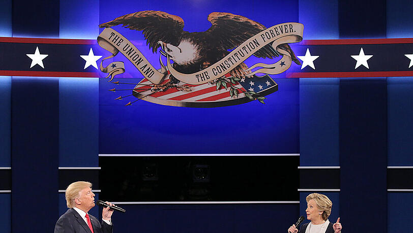 "Einheit und Verfassung für immer" steht über ihnen - darunter liefern sich Hillary Clinton und Donald Trump ein eher niveauloses TV-Duell. "Einheit und Verfassung für immer" steht über ihnen - darunter liefern sich Hillary Clinton und Donald Trump ein eher niveauloses TV-Duell.