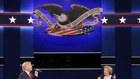 "Einheit und Verfassung für immer" steht über ihnen - darunter liefern sich Hillary Clinton und Donald Trump ein eher niveauloses TV-Duell.