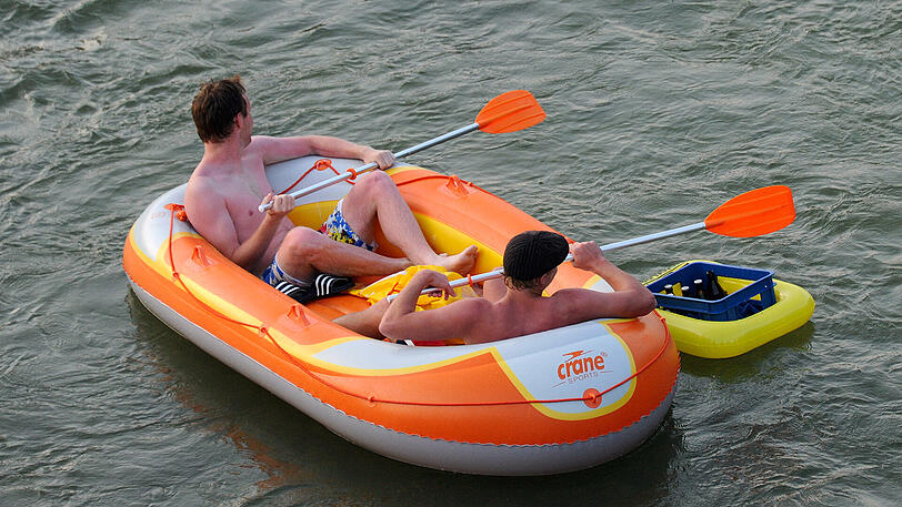 Bootfahren auf der Isar kann Spaß machen - es gibt aber ein paar Dinge zu beachten.
