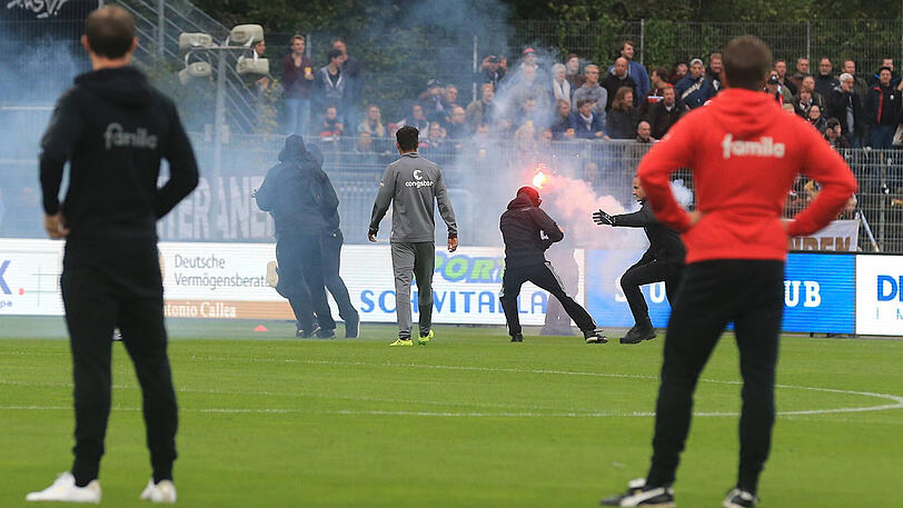 Die schwarz gekleideten Personen kamen aus dem Kieler Fanblock und versuchten, Fahnen und Spruchbänder der St.-Pauli-Anhänger in ihren Besitz zu bringen.