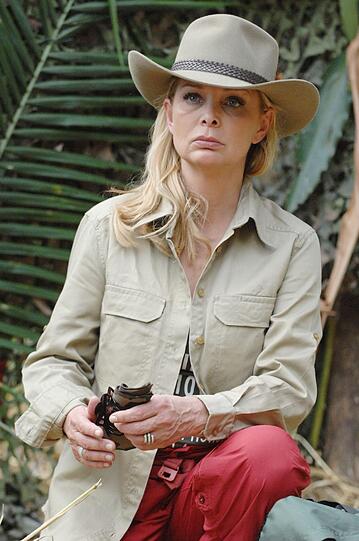 Gute Laune sieht anders aus: Corinna Drews hat ihr Dschungeloutfit bekommen - und schaut streng.