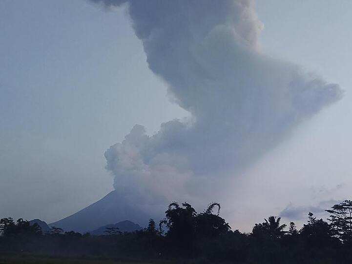 Der Vulkan Merapi spuckt Asche.