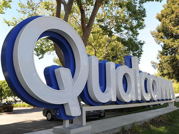 Das Logo von Qualcomm ist vor einem Standort des Chipkonzerns inn Santa Clara zu sehen.