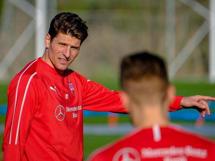 Mario Gomez gestikuliert beim Training für den VfB Stuttgart. Foto: Gerd Maiß/Archiv