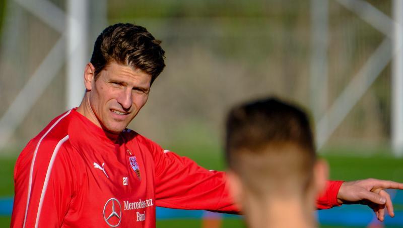Mario Gomez gestikuliert beim Training für den VfB Stuttgart. Foto: Gerd Maiß/Archiv Mario Gomez gestikuliert beim Training für den VfB Stuttgart. Foto: Gerd Maiß/Archiv