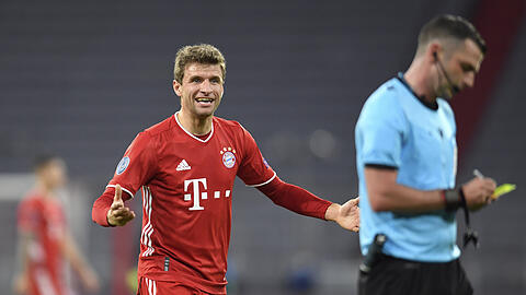 Thomas Müller hatte nur bedingt Verständnis für die Gelbe Karte, die ihm Schiedsrichter Michael Oliver zeigte.