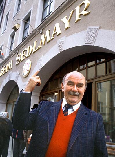 TV-Star Walter Sedlmayr vor seinem Wirtshaus.