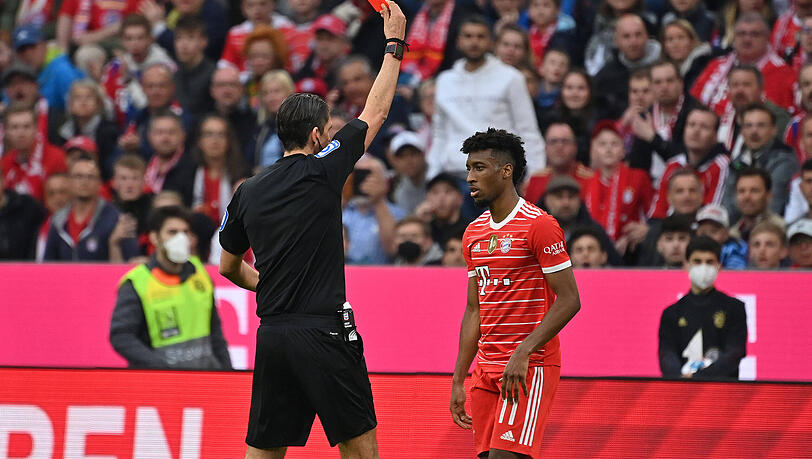 Kingsley Coman sieht – zurecht – die Rote Karte von Schiedsrichter Deniz Aytekin.