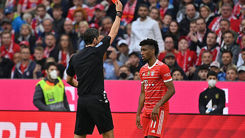Kingsley Coman sieht – zurecht – die Rote Karte von Schiedsrichter Deniz Aytekin.