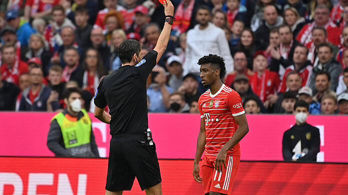 Kingsley Coman sieht – zurecht – die Rote Karte von Schiedsrichter Deniz Aytekin.