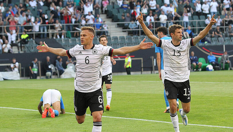 Joshua Kimmich (li.) und Thomas Müller treffen gegen Italien.