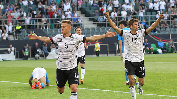 Joshua Kimmich (li.) und Thomas Müller treffen gegen Italien.