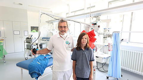 Der Leitende Oberarzt Dr. Carsten Krohn mit Luca, der als Achtjähriger schwere Brandverletzungen erlitten hat.