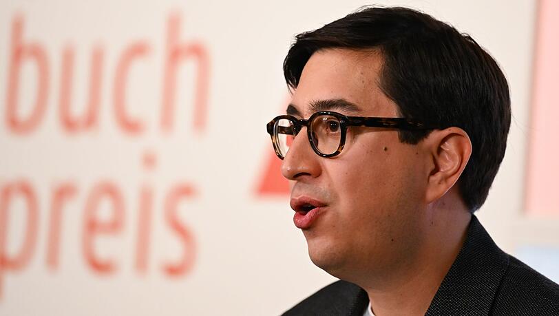 Der österreichische Autor Tonio Schachinger hält eine Rede. Der österreichische Autor Tonio Schachinger hält eine Rede.