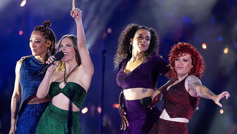 Lucy Diakovska (ganz rechts) mit ihren No-Angels-Kolleginnen Nadja Benaissa, Sandy Mölling und Jessica Wahls auf der Bühne (v.l.n.r.) Lucy Diakovska (ganz rechts) mit ihren No-Angels-Kolleginnen Nadja Benaissa, Sandy Mölling und Jessica Wahls auf der Bühne (v.l.n.r.)