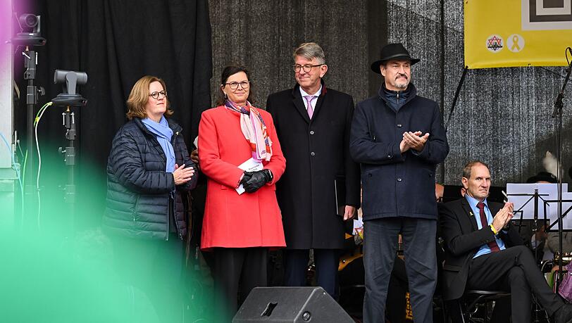 Mehrere prominente Gäste zeigten bei der Kundgebung ihre Unterstützung: Staatssekretärin Kerstin Griese (v.l.), Landtagspräsidentin Ilse Aigner, Kulturstaatsminister Wolfram Weimer und Ministerpräsident Markus Söder.