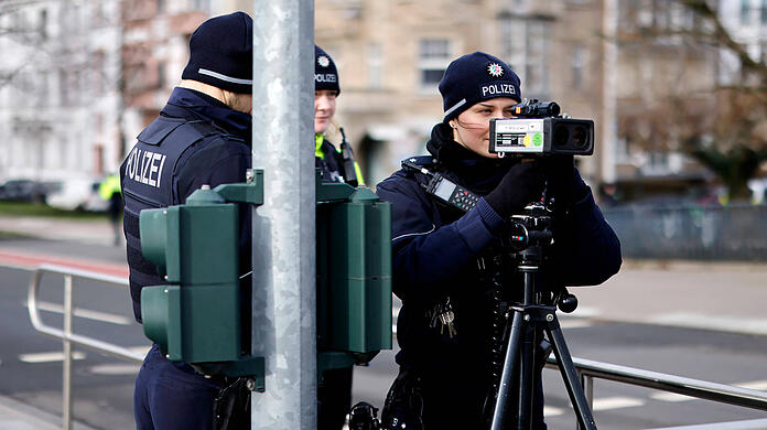 Beamte der Polizeiinspektion 47 Milbertshofen nahmen in der Ingolstädter Straße Geschwindigkeitsmessungen vor. (Symbolbild) Beamte der Polizeiinspektion 47 Milbertshofen nahmen in der Ingolstädter Straße Geschwindigkeitsmessungen vor. (Symbolbild)