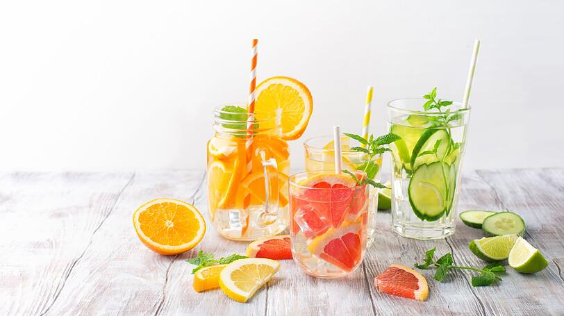 Mit den schmackhaften Infused-Water-Rezepten schafft man es nicht nur, mehr Wasser zu trinken, sondern erzielt zusätzlich gesundheitliche Effekte. Denn Grapefruit und Minze verbessern das Hautbild, Zitronen und Kokosnusswasser machen schlank und fit und Gurken, Grapefruit, Mandarine und Pfefferminzblätter haben einen entgiftenden Effekt. Verdauungsprobleme löst Ingwer. Mit den schmackhaften Infused-Water-Rezepten schafft man es nicht nur, mehr Wasser zu trinken, sondern erzielt zusätzlich gesundheitliche Effekte. Denn Grapefruit und Minze verbessern das Hautbild, Zitronen und Kokosnusswasser machen schlank und fit und Gurken, Grapefruit, Mandarine und Pfefferminzblätter haben einen entgiftenden Effekt. Verdauungsprobleme löst Ingwer.