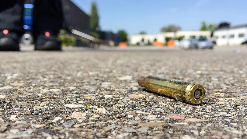 Eine Patronenhülse, die vermutlich von der Tatwaffe stammt, liegt vor dem Club "Grey" in Konstanz auf dem Parkplatz. Eine Patronenhülse, die vermutlich von der Tatwaffe stammt, liegt vor dem Club "Grey" in Konstanz auf dem Parkplatz.