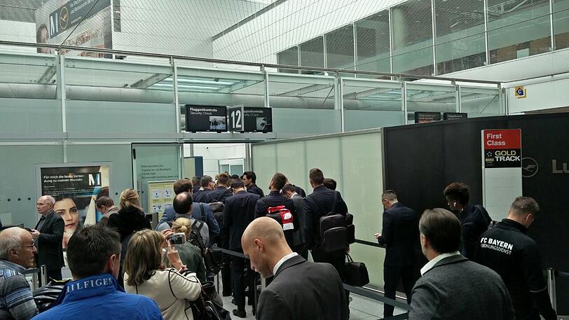 Die Bilder vom Abflug des FC Bayern am Dienstagvormittag.