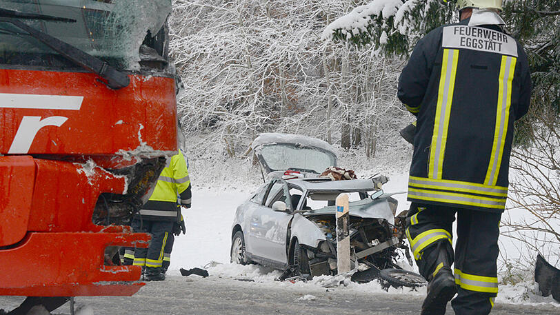 Die Autofahrerin wurde schwer verletzt, die Schulkinder kamen hingegen mit dem Schrecken davon. Die Bilder vom Unfallort.