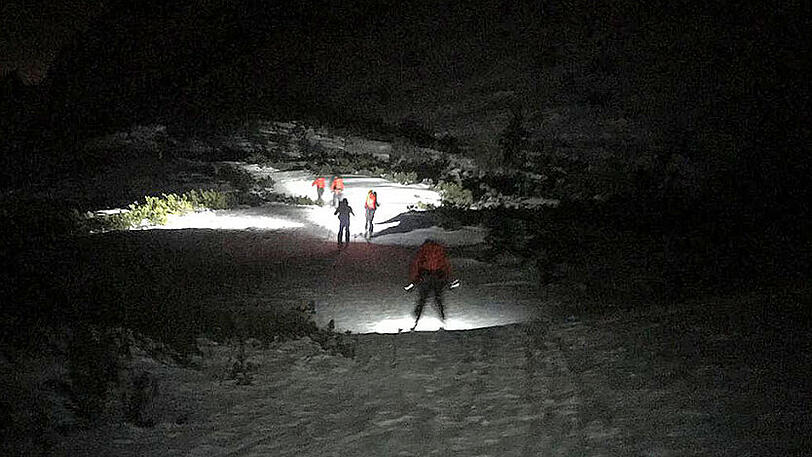 Nach Angaben des Bayerischen Roten Kreuzes vom Dienstag hatte der Mann bei einer Tour am Schneibstein bei Sturm und schlechter Sicht die Orientierung verloren. Auch seine Skier und ein Stock waren ihm abhanden gekommen.