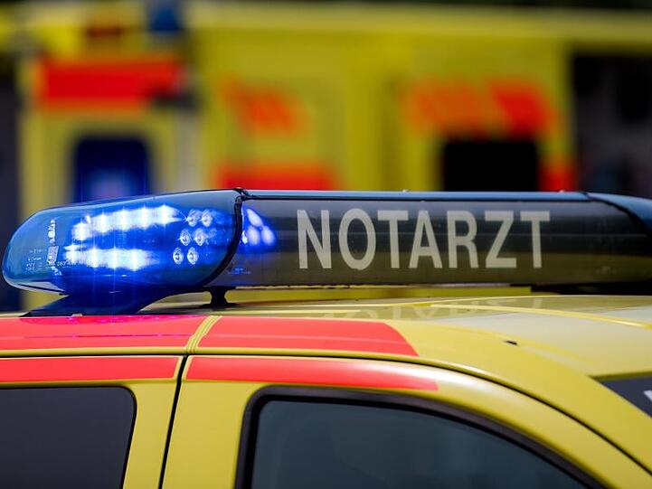 Ein Notarztwagen mit Blaulicht. Foto: Monika Skolimowska/Archiv