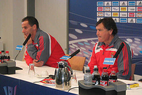 &bdquo;Wir sind heiß auf den Uefa-Cup&ldquo;: Benfica-Trainer José Camacho und Defensiv-Experte Petit (links) bei der Pressekonferenz.
