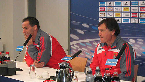 &bdquo;Wir sind heiß auf den Uefa-Cup&ldquo;: Benfica-Trainer José Camacho und Defensiv-Experte Petit (links) bei der Pressekonferenz.