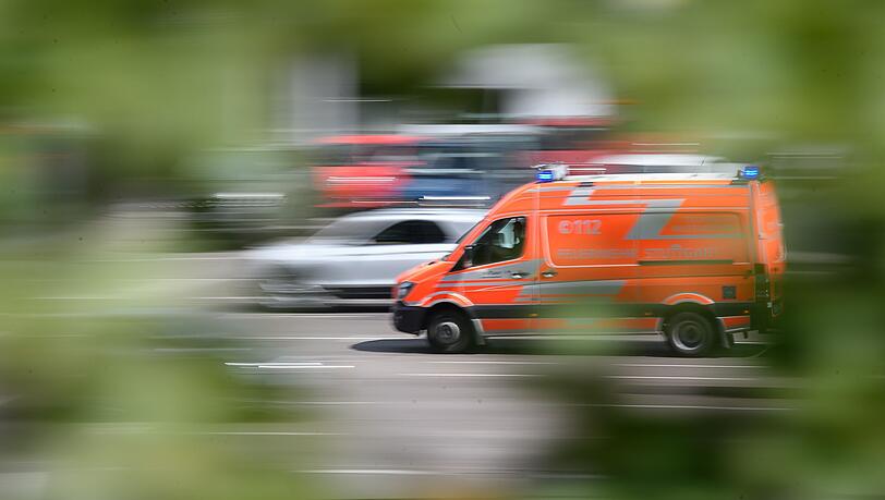 Ein Rettungswagen fährt zu einem Unfallort. (Symbolbild)