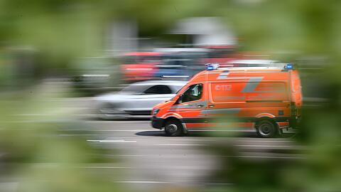 Ein Rettungswagen fährt zu einem Unfallort. (Symbolbild)