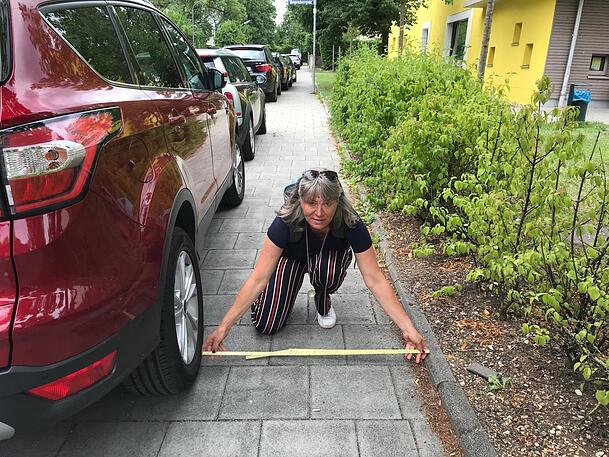 ÖDP-Stadträtin Sonja Haider mit ihrem Meterstab auf dem Gehweg vor der Kita an der Kirchmairstraße. Den parken Autos so zu, dass zu wenig Platz für Kinderwagen bleibt. ÖDP-Stadträtin Sonja Haider mit ihrem Meterstab auf dem Gehweg vor der Kita an der Kirchmairstraße. Den parken Autos so zu, dass zu wenig Platz für Kinderwagen bleibt.