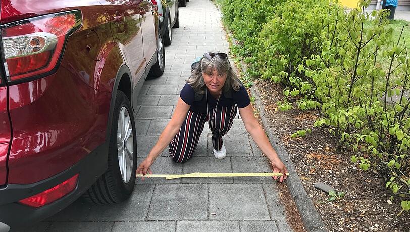 ÖDP-Stadträtin Sonja Haider mit ihrem Meterstab auf dem Gehweg vor der Kita an der Kirchmairstraße. Den parken Autos so zu, dass zu wenig Platz für Kinderwagen bleibt. ÖDP-Stadträtin Sonja Haider mit ihrem Meterstab auf dem Gehweg vor der Kita an der Kirchmairstraße. Den parken Autos so zu, dass zu wenig Platz für Kinderwagen bleibt.